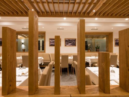 Una cama o camas en una habitación de Albergo Dimaro Wellness Hotel
