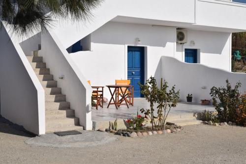 una casa bianca con scala e tavolo di ONAR STUDIOS MILOS ad Adámas