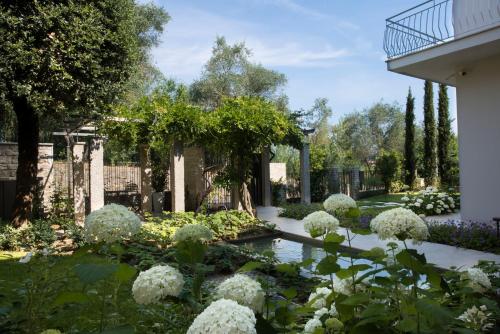 a garden with white flowers and a pond at Dame di Toscana in Lastra a Signa