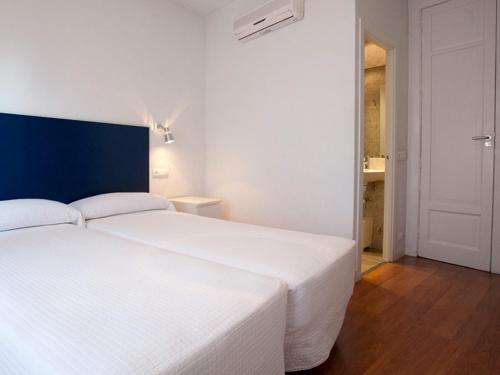 Säng eller sängar i ett rum på Hostal Santa Isabel