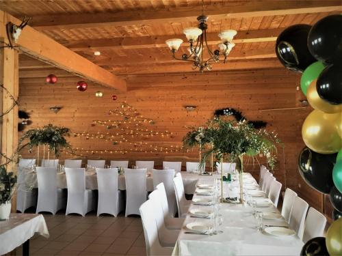 une salle à manger avec des tables et des chaises blanches dans l'établissement Bebryne, à Didviečiai