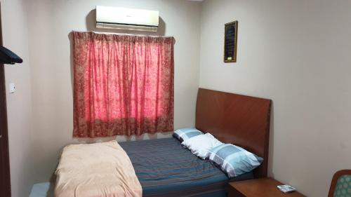 Ένα ή περισσότερα κρεβάτια σε δωμάτιο στο MRI Residence 4 Bedroom Bungalow with Private Pool in Sg Buloh - No Pork & No Alcohol