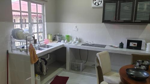 Photo de la galerie de l'établissement MRI Residence 4 Bedroom Bungalow with Private Pool in Sg Buloh - No Pork & No Alcohol, à Merbau Sempak
