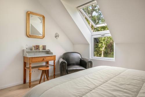 une chambre avec un lit, un lavabo et une chaise dans l'établissement Presqu'île de Rhuys, belle maison pour 10, à Sarzeau