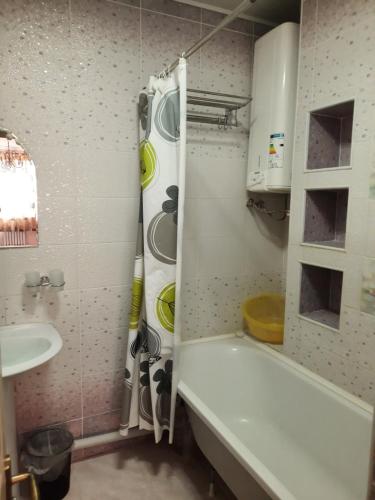 ein Badezimmer mit einer Dusche, einem Waschbecken und einer Badewanne in der Unterkunft Diplomat Apartments in Bischkek