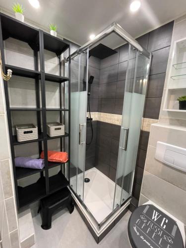 une douche avec une cabine en verre dans une salle de bain dans l'établissement Studio vue port, belle terrasse, piscine, au Grau-du-Roi