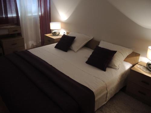 sypialnia z dużym łóżkiem z 2 poduszkami w obiekcie Apartment In Centre for 7 w Splicie