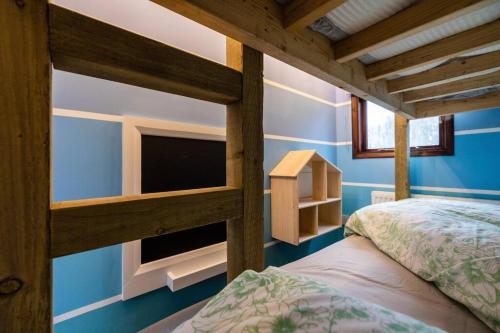 ein Schlafzimmer mit einem Etagenbett und einem TV. in der Unterkunft Stunning Countryside Woodland Lodge & Wood Fired Hot Tub in Hambleton