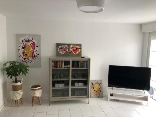 ein Wohnzimmer mit einem Flachbild-TV in der Unterkunft Bel Art Etage in Haan