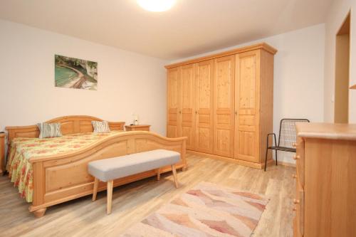 um quarto com uma cama de madeira e armários de madeira em Wiesenblick em Oy-Mittelberg