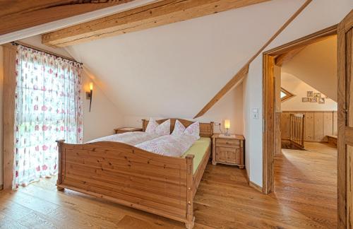 um quarto com uma cama e piso em madeira em Ferienhof Harr em Freudenstadt