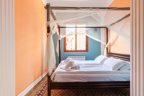 - une chambre avec un lit à baldaquin et des draps blancs dans l'établissement Solemar Sicilia - Principe del Mare, à Santa Flavia