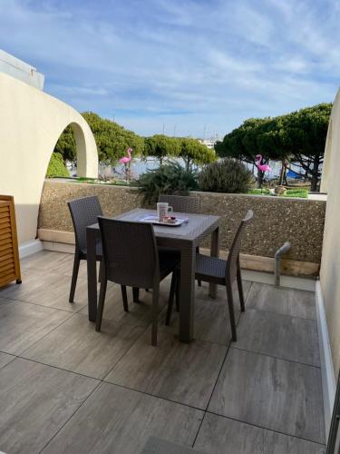 Studio vue port, belle terrasse, piscine