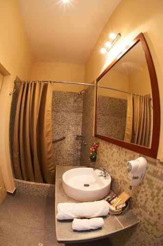 a bathroom with a sink and a mirror at Hotel Arequipa Vive in Arequipa