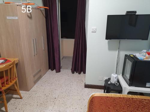 Una televisión o centro de entretenimiento en Seabreeze Holiday Guestrooms