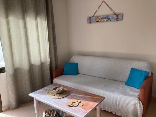 een woonkamer met een bank en een tafel bij Casa Camar in Corralejo