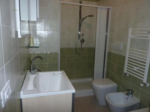La salle de bains est pourvue d'un lavabo, d'une douche et de toilettes. dans l'établissement Casa Vacanza Comfort, à Ceglie Messapica