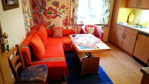 ein Wohnzimmer mit einem Sofa und einem Tisch in der Unterkunft Schusterhof in Mittelberg