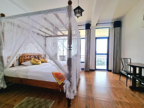 a bedroom with a bed with a mosquito net at leisure Mount View in Haputale