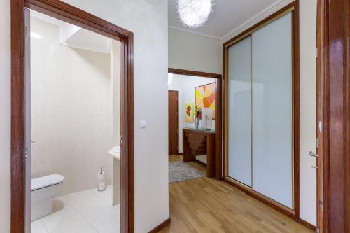 uma casa de banho com um WC e uma porta de vidro em RH Charming Apartment - T3 em Barcelos