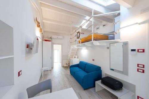 a living room with a blue couch in a room at La Retara Affittacamere in San Benedetto del Tronto