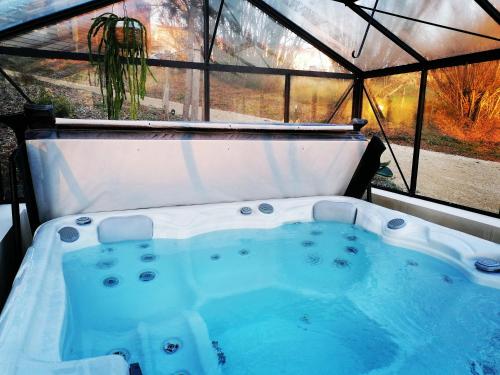 een hot tub in een iglo met een raam bij LE PRE DE L AIR in Saint-Michel-Mont-Mercure