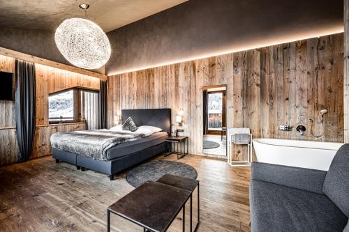 Una cama o camas en una habitación de ALMMONTE SENSUM SUITES Boutique Hotel