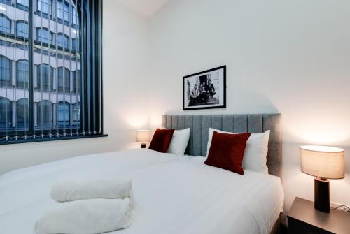 מיטה או מיטות בחדר ב-Harrisons Aparthotel Liverpool