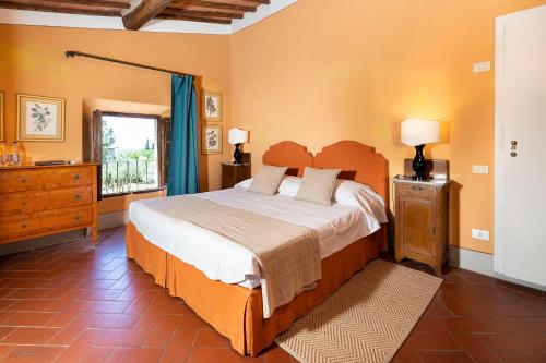 Кровать или кровати в номере Castello di Fonterutoli Wine Resort