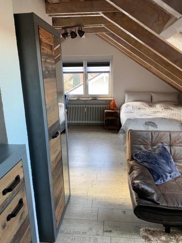 1 dormitorio con cama y espejo en una habitación en Ferienwohnung Mayer en Langenargen