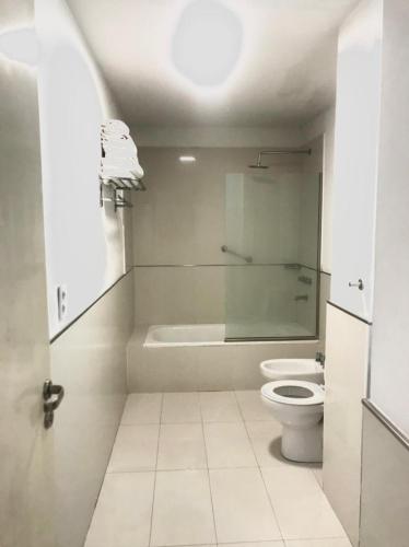 Bilik mandi di Apartamentos Libertador, Martinez