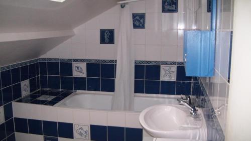 a bathroom with a tub and a sink at Maison de la Libération 6 Juin 1944 OMAHA BEACH in Saint-Laurent-sur-Mer