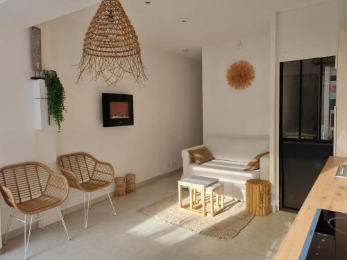 un salon avec deux chaises et un canapé dans l'établissement Superbe appartement au coeur du Cap-Ferret, à Cap-Ferret