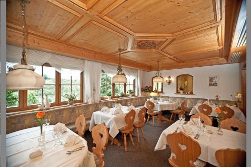 Hotel-Gasthof Roseにあるレストランまたは飲食店