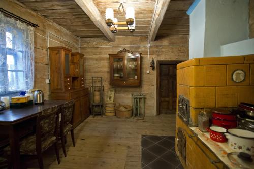 uma cozinha com paredes de madeira e uma mesa num quarto em Kogutowo Agroturystyka MPR em Wietrzychowice