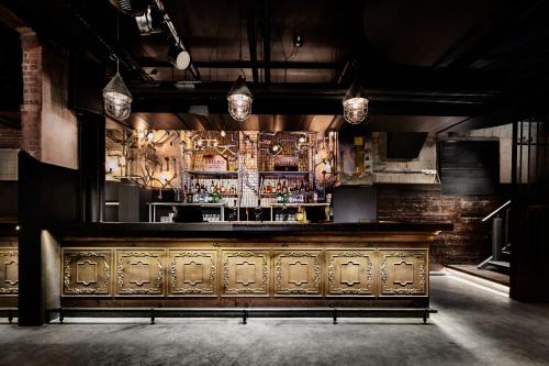 De lounge of bar bij Generator Amsterdam