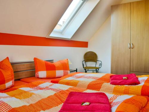 a bedroom with two beds with pink towels on them at Ferienhaus Bodden in Neuendorf