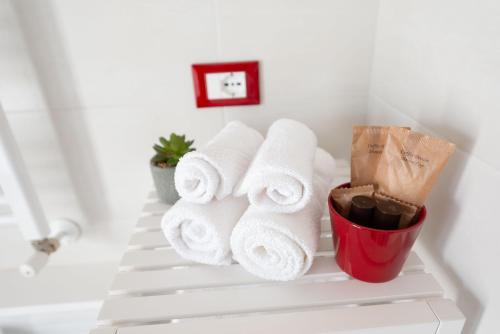 a pile of towels on a shelf in a bathroom at La Retara Affittacamere in San Benedetto del Tronto