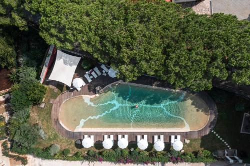 een luchtzicht op een zwembad met een resort bij Hotel Valle Verde in Procchio
