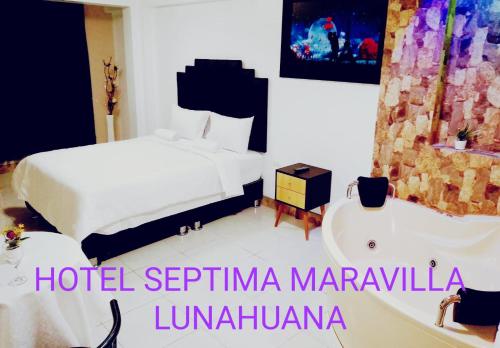 a hotel septimma marawi with a bedroom and a tub at Hotel Septima Maravilla Lunahuana in Lunahuaná