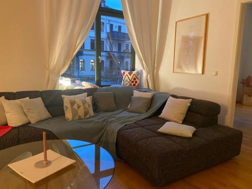 a living room with a couch and a glass table at Cityloft - im Zentrum, inkl Parkplatz, Netflix, 3-Raum in Leipzig