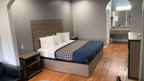 Ένα ή περισσότερα κρεβάτια σε δωμάτιο στο Palace Inn - Baytown I-10