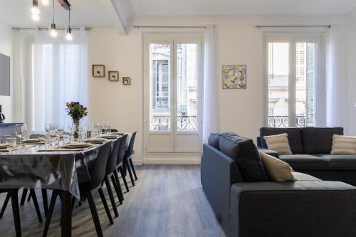 une salle à manger avec une table et des chaises et une chambre avec dans l'établissement LE DIVILLIEN - Bel et grand appartement idéalement situé, à Marseille