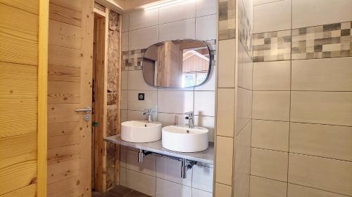 a bathroom with two sinks and a mirror at Chalet BAS-THEX 8-10 pers SAINT JEAN D'AULPS- PROCHE MORZINE-WIFI in Saint-Jean-dʼAulps