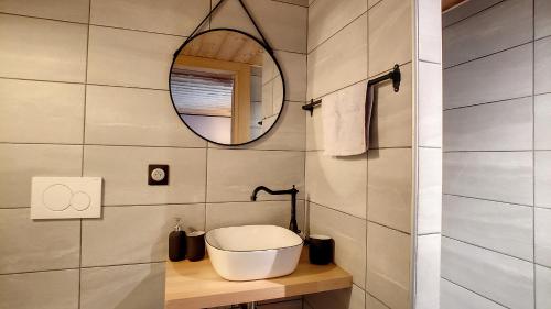 Chalet BAS-THEX 8-10 pers SAINT JEAN D'AULPS- PROCHE MORZINE-WIFI tesisinde bir banyo