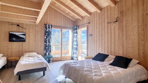 Tempat tidur dalam kamar di Chalet BAS-THEX 8-10 pers SAINT JEAN D'AULPS- PROCHE MORZINE-WIFI