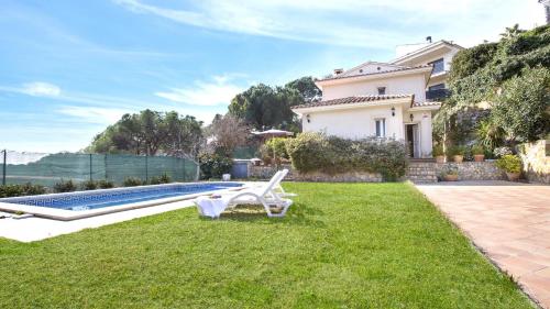 リョレート・デ・マルにある2Lin - Lloret de Marの庭にスイミングプールがあるヴィラ