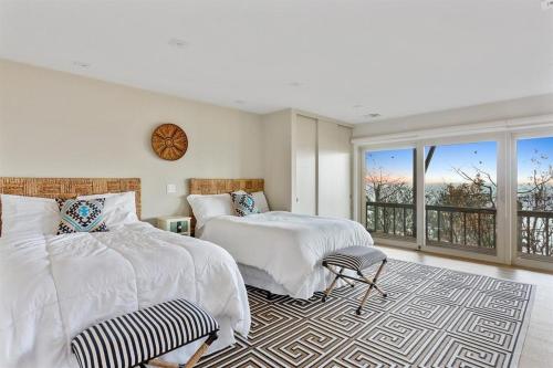 Ένα ή περισσότερα κρεβάτια σε δωμάτιο στο LUXURY BEACHFRONT VILLA IN DUNES NATIONAL PARK with 40ft POOL & Diving Board, GARDEN