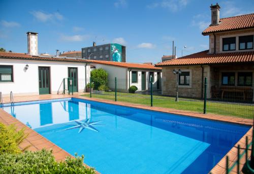 una piscina en el patio trasero de una casa en A Lúa do Camiño, en Melide
