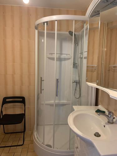 une salle de bain avec douche et lavabo dans l'établissement Berck: front de mer avec vue sur la plage, à Berck-sur-Mer